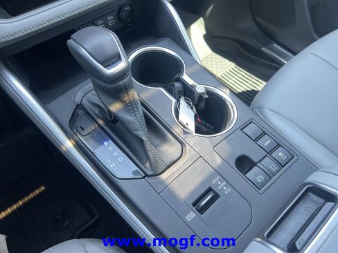 Used 2023 Toyota Highlander XLE image 11