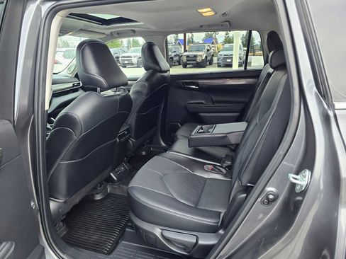 Used 2023 Toyota Highlander Limited image 19