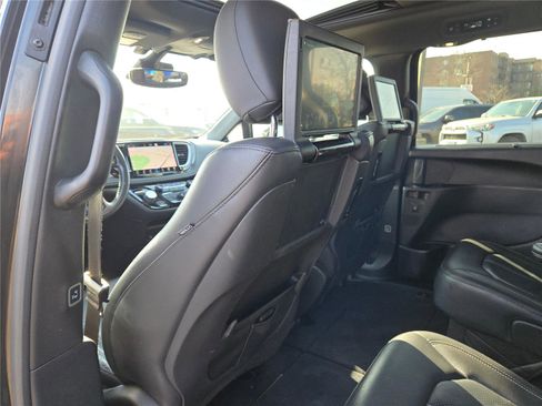 Certified 2021 Chrysler Pacifica Touring-L w/ Uconnect Theater Family Group image 23