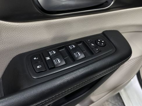 Used 2018 Chrysler Pacifica Limited image 17