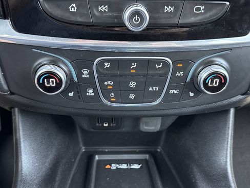 Used 2023 Chevrolet Traverse LT FWD image 28