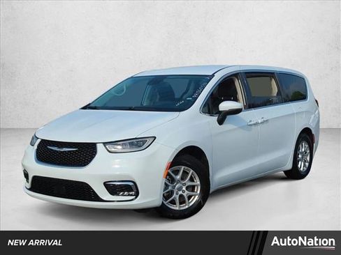 Used 2023 Chrysler Pacifica Touring-L image 1