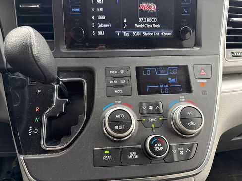 Used 2017 Toyota Sienna LE AWD/4WD image 40