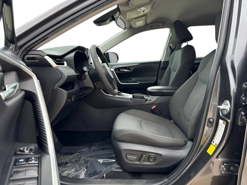 Used 2022 Toyota RAV4 XLE FWD image 9