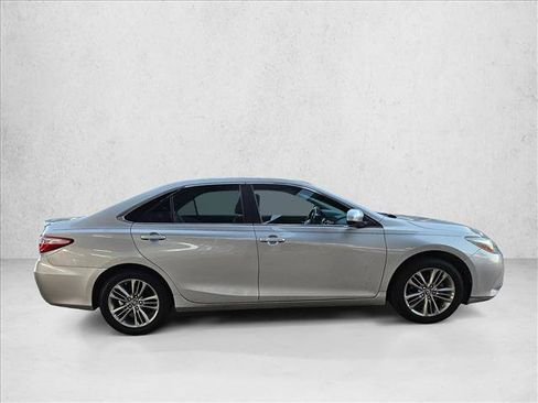 Used 2017 Toyota Camry SE image 3