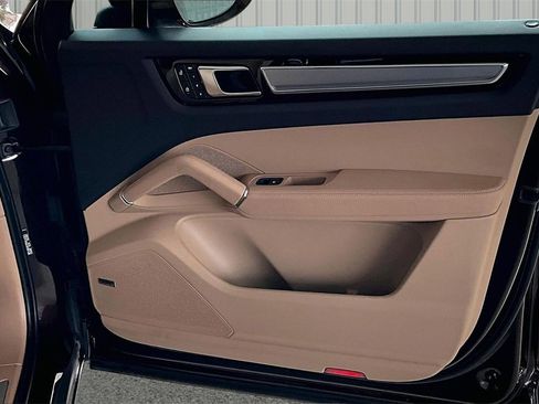 Used 2023 Porsche Cayenne S Platinum image 19