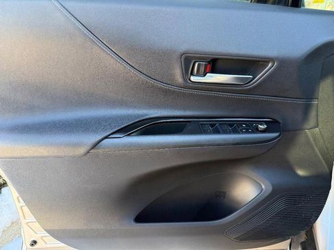 Used 2022 Toyota Venza LE image 18