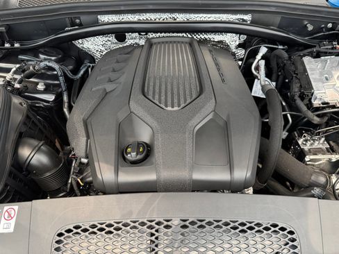 Certified 2025 Porsche Macan image 28