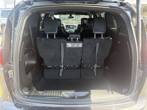 Used 2018 Chrysler Pacifica Touring-L Plus w/ S Appearance Package FWD image 12