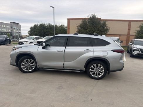 Used 2024 Toyota Highlander Limited image 2