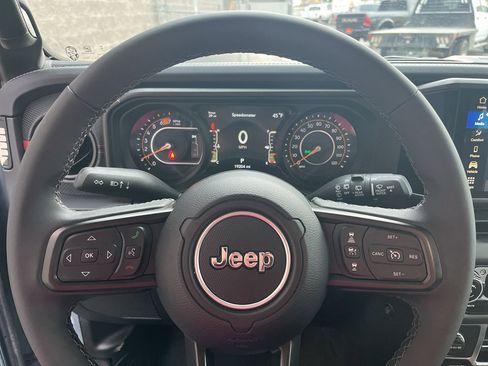 Used 2025 Jeep Wrangler Unlimited Rubicon image 12