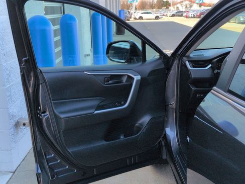 Used 2022 Toyota RAV4 LE image 12