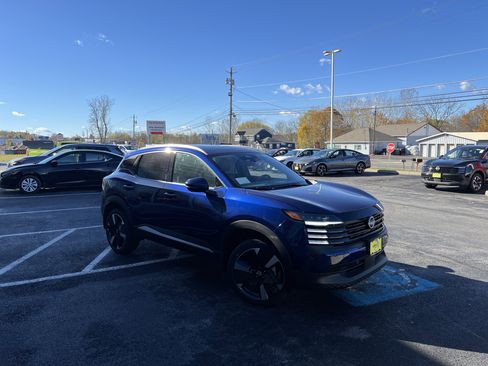 New 2025 Nissan Kicks SR image 9