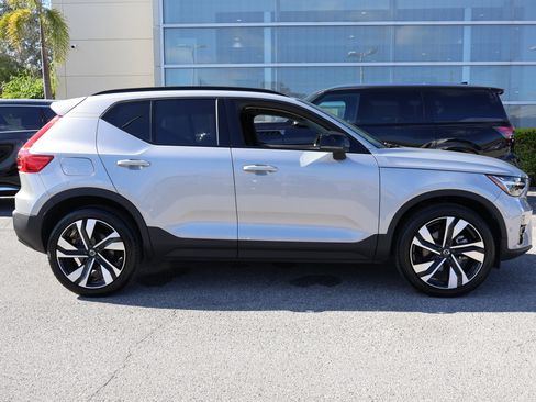 Used 2025 Volvo XC40 B5 Plus image 12