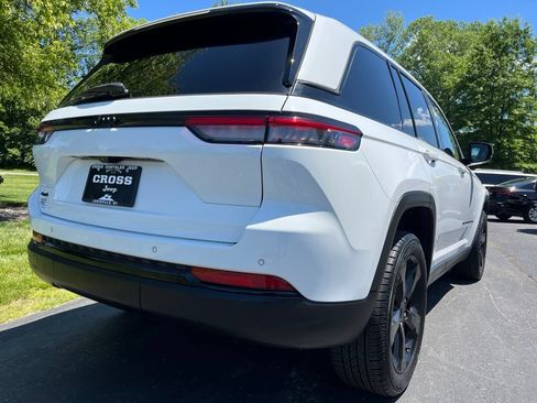 Used 2023 Jeep Grand Cherokee Altitude AWD/4WD image 31