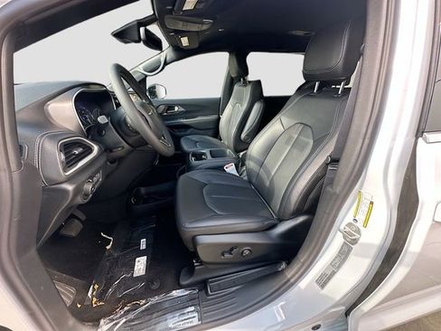 New 2026 Chrysler Pacifica Select image 22