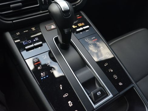 Certified 2026 Porsche Macan Turbo AWD/4WD image 25