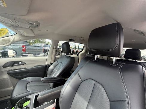 Used 2024 Chrysler Pacifica Touring-L image 26