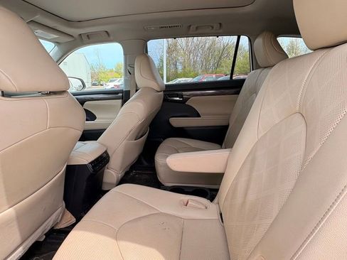 Used 2023 Toyota Highlander Platinum AWD/4WD image 14