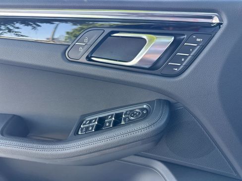 Certified 2025 Porsche Macan AWD/4WD image 12