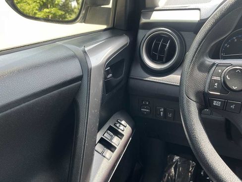 Used 2017 Toyota RAV4 LE AWD/4WD image 30