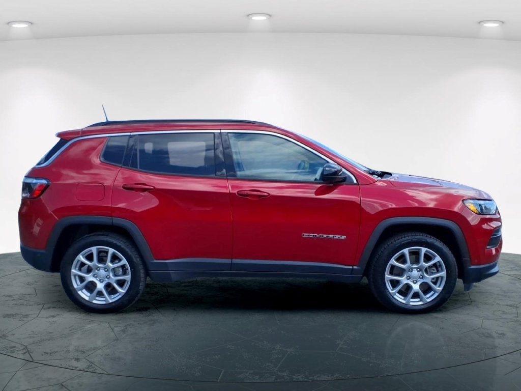 Used 2024 Jeep Compass Latitude AWD/4WD image 4