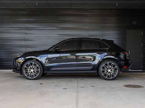 Certified 2023 Porsche Macan AWD/4WD image 2