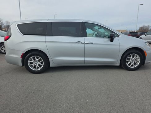 Used 2024 Chrysler Pacifica Touring-L image 4