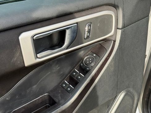 Used 2020 Ford Explorer XLT w/ Comfort Package image 11