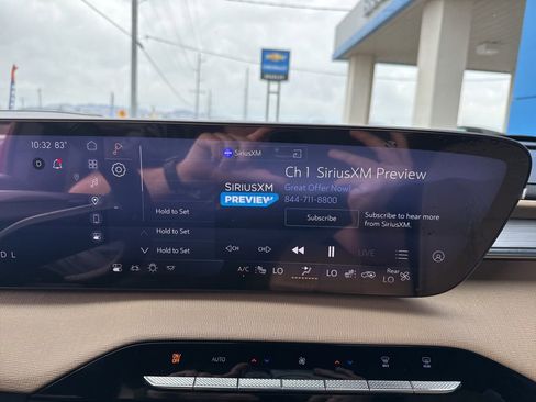 Used 2025 Buick Enclave Preferred w/ Power Package image 24