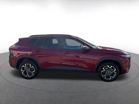 Used 2025 Chevrolet Trax LT w/ LT Convenience Package FWD image 12
