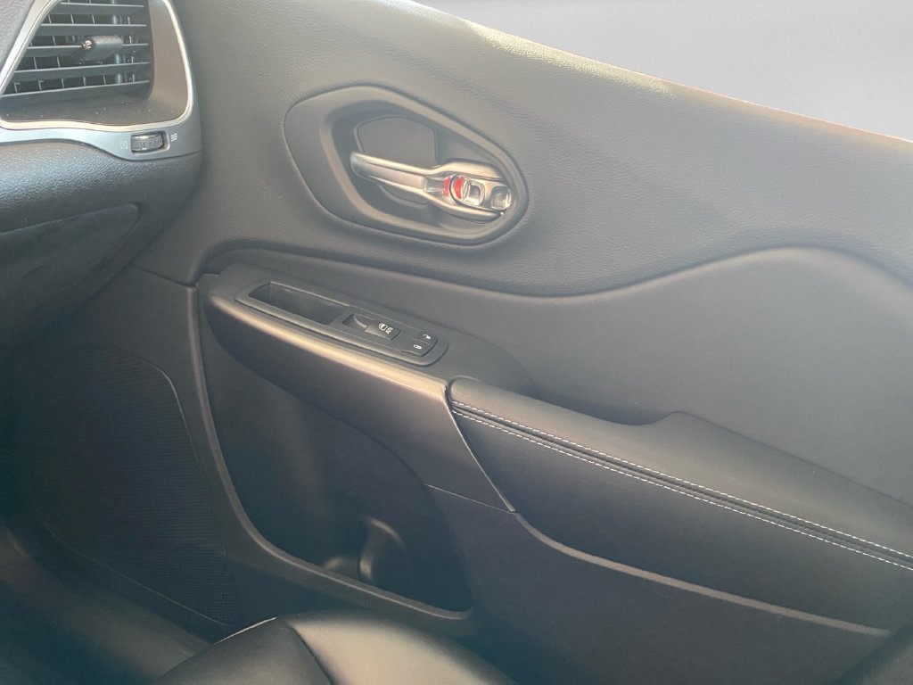 Used 2019 Jeep Cherokee Latitude Plus FWD image 22