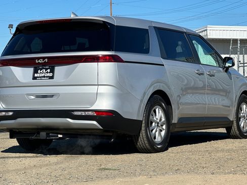 Used 2023 Kia Carnival LX FWD image 4