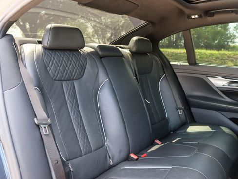 Used 2019 BMW 750i w/ Executive Package RWD image 20