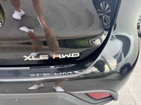Used 2022 Toyota Highlander XLE AWD/4WD image 5