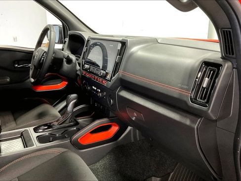 Used 2025 Nissan Frontier PRO-4X image 19