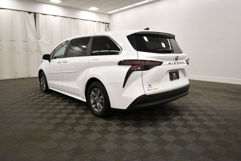 Used 2025 Toyota Sienna LE AWD/4WD image 5