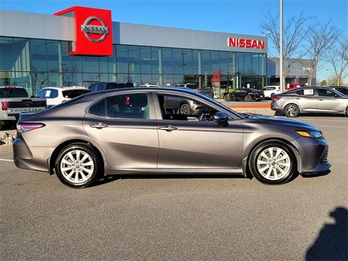 Used 2018 Toyota Camry LE image 2