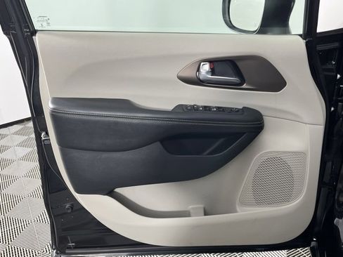 Used 2020 Chrysler Voyager L image 21