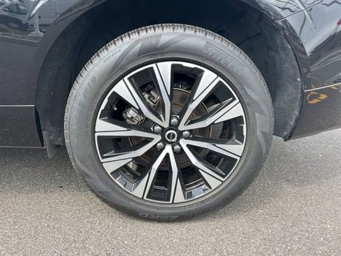 Certified 2025 Volvo XC60 B5 Plus image 9