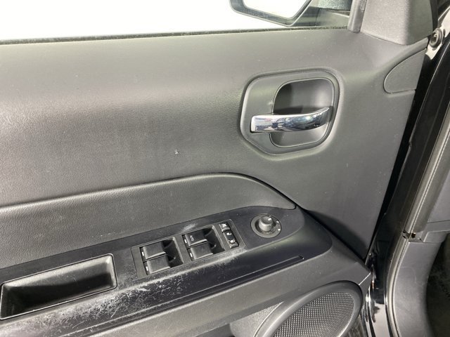 Used 2015 Jeep Patriot Latitude AWD/4WD image 12