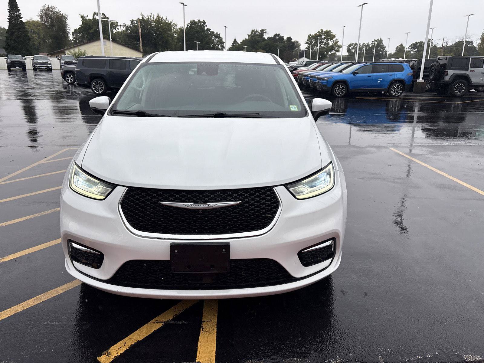 Used 2023 Chrysler Pacifica Touring-L FWD image 2