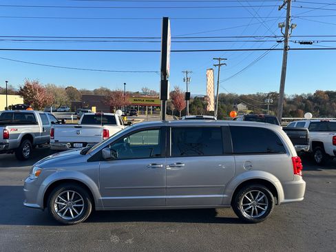 Used 2016 Dodge Grand Caravan SE image 1