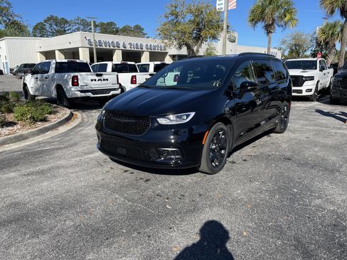 New 2026 Chrysler Pacifica Select image 3