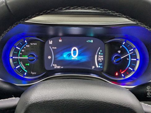 Certified 2023 Chrysler Pacifica Limited FWD image 16