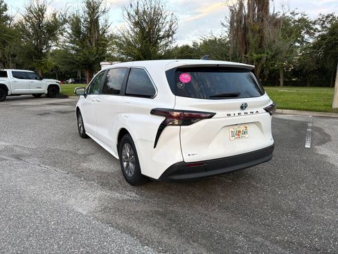 Used 2025 Toyota Sienna LE FWD image 3