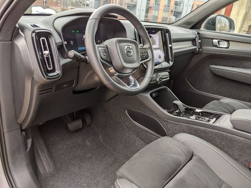 Certified 2025 Volvo XC40 B5 Plus image 8