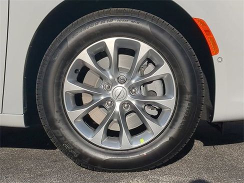 New 2026 Chrysler Pacifica Limited w/ Uconnect Theater Family Group image 11