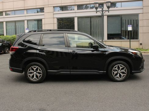 Used 2023 Subaru Forester Premium AWD/4WD image 6