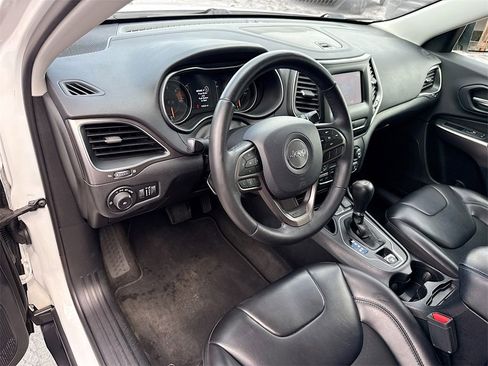 Used 2019 Jeep Cherokee Latitude Plus image 10